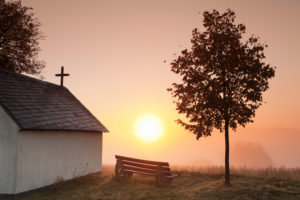 Kapelle bei Sonnenaufgang, Frühnebel im Herbst, Hunsrück, Rheinland-Pfalz, Deutschland Kapelle bei Sonnenaufgang, Frühnebel im Herbst, Hunsrück, Rheinland-Pfalz, Deutschland